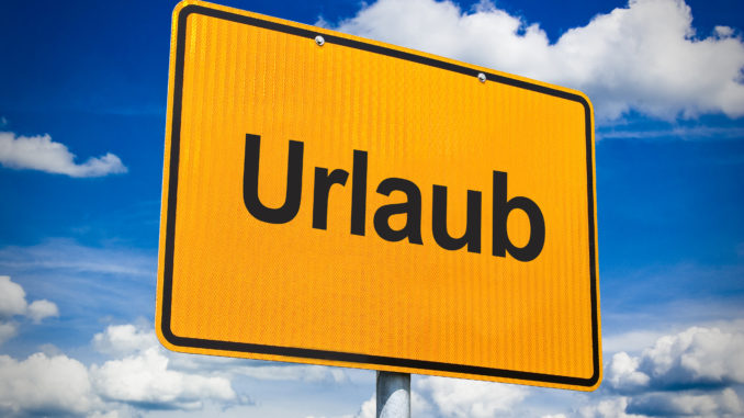 Ortsschild mit Urlaub
